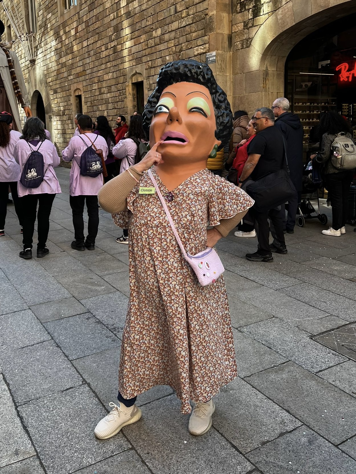 La Clotilde, capgrossa del Poblenou, passejant per les Festes de Santa Eulàlia